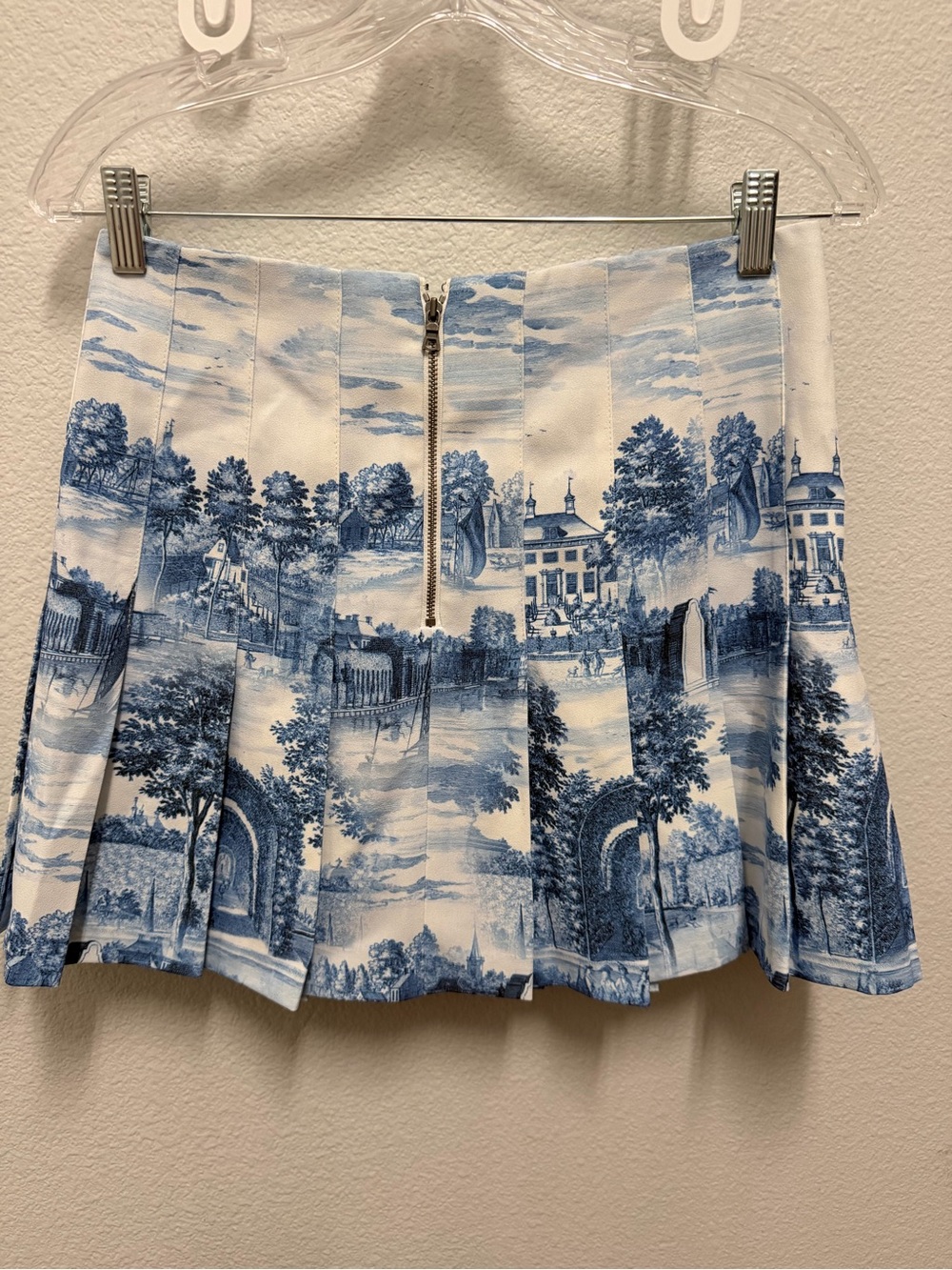 Alice+Olivia Blue & White Scenic Print Pleated Mini Skirt